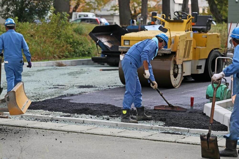 How Do Business Owners Choose the Right Paving Contractors in Toronto? 4 Key Factors