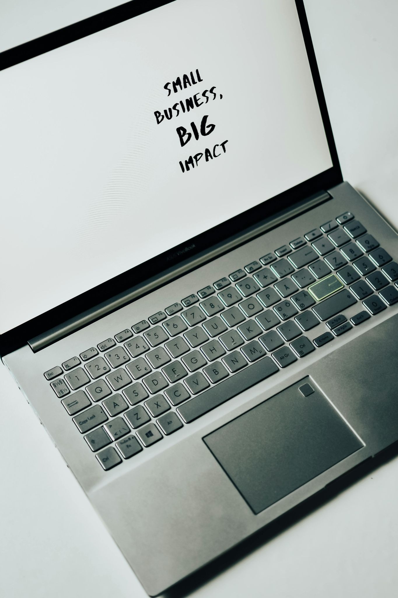 What Makes People Pay Attention to a Business Online?